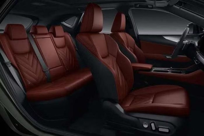 Lexus đã giới thiệu tùy chọn màu Đỏ Đất Sét mới cho chất liệu bọc ghế, cùng với ốp gỗ Sồi Nâu Đậm và ốp tre rèn được làm từ 55% vật liệu sinh học. Các mẫu xe cao cấp được trang bị hệ thống Lexus Sensory Concierge, giúp đồng bộ hóa ánh sáng nội thất, kiểu hiển thị trên màn hình, điều hòa không khí, sưởi ấm ghế và hương thơm cabin tùy chỉnh ở ba chế độ – Truyền cảm hứng, Rạng rỡ và Hồi sinh.