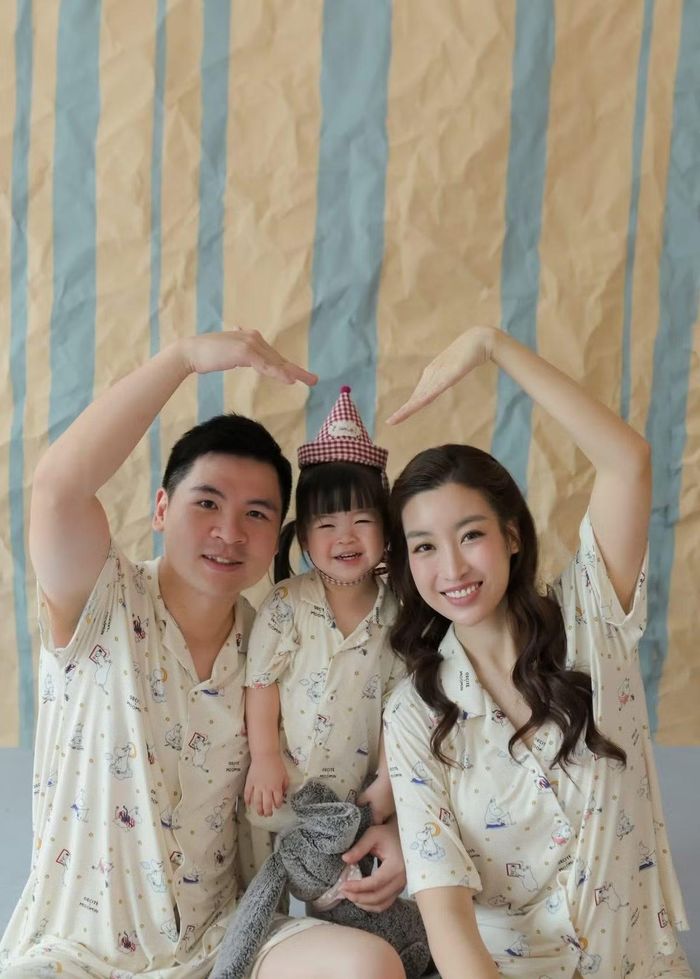 Sau 10 năm kể từ ngày đăng quang, cuộc sống của Đỗ Mỹ Linh đã có nhiều thay đổi. Cô kết hôn với doanh nhân Đỗ Vinh Quang và hiện có hai con. Nàng hậu dành nhiều thời gian hơn cho gia đình nhỏ thay vì thường xuyên xuất hiện trong các hoạt động giải trí. Ảnh: FB Đỗ Mỹ Linh