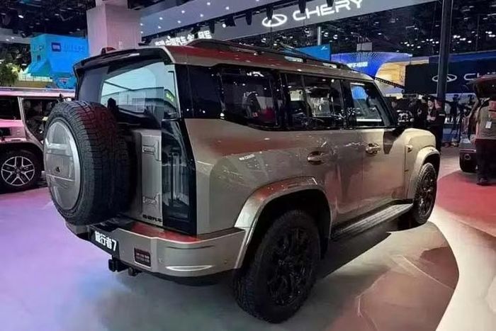 Thứ hai là hệ truyền động hybrid sạc điện nâng cấp, vẫn bao gồm máy xăng 4 xi-lanh, tăng áp, dung tích 1.5L, kết hợp với hai mô-tơ điện mạnh hơn, tạo ra tổng công suất lên tới 782 mã lực cùng mô-men xoắn cực đại 835 Nm. Xe được công bố có khả năng chạy thuần điện 245 km theo chu trình CLTC, tăng 33 mã lực so với trước. Tổng phạm vi hoạt động của xe đạt 1.400 km.
