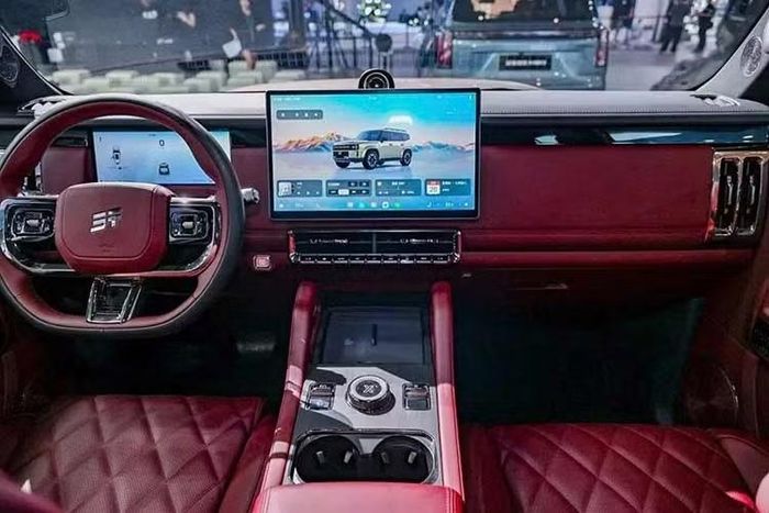 Những trang bị đáng chú ý khác của xe gồm ghế chỉnh điện 10 hướng mới có cấu trúc 12 lớp, tích hợp chức năng massage 8 điểm, vô lăng mới, hệ thống âm thanh vòm 23 loa và đèn viền nội thất 256 màu. Chất liệu bọc ghế chần chỉ tạo cảm giác cao cấp hơn trong khi hàng loạt tay nắm cỡ lớn vẫn duy trì nét khỏe khoắn đặc trưng cho nội thất.