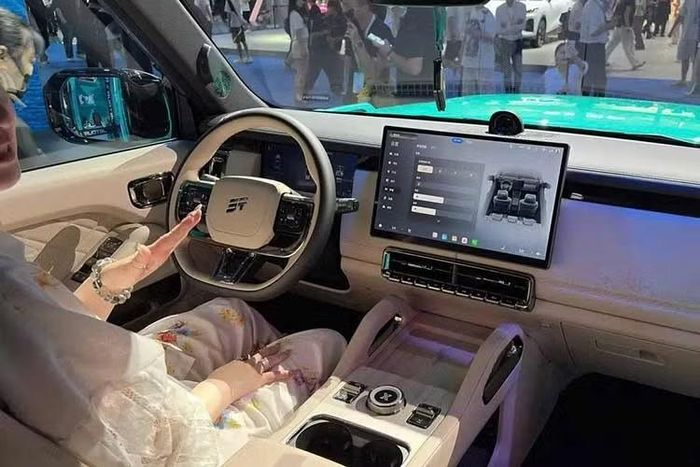 Tương tự như vậy, cụm điều khiển trung tâm cũng được sắp xếp ngăn nắp hơn. Chery Jetour Traveller 7 vẫn duy trì nhiều nút bấm vật lý, bao gồm cụm điều khiển điều hòa, núm xoay chọn 7 chế độ lái và nút X-Mode dành cho hệ dẫn động bốn bánh XWD. 2 khay đựng điện thoại tích hợp sạc không dây Qi cũng tiếp tục được giữ lại trên xe.