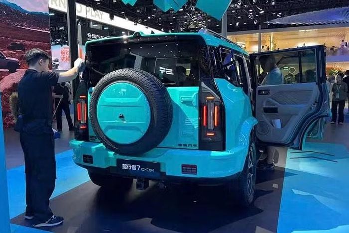 Về ngoại hình, Chery Jetour Traveller 7 sở hữu phần đầu xe được tinh chỉnh theo hướng thanh lịch hơn với cụm đèn pha tròn thay thế thiết kế vuông trước đây. Sự thay đổi này khiến xe trông càng giống SUV hạng sang Land Rover Defender hơn. Cụm đèn được nối liền với nhau bằng dải đèn vắt ngang lưới tản nhiệt, đồng thời đẩy dòng chữ Jetour lên phần nắp ca-pô.