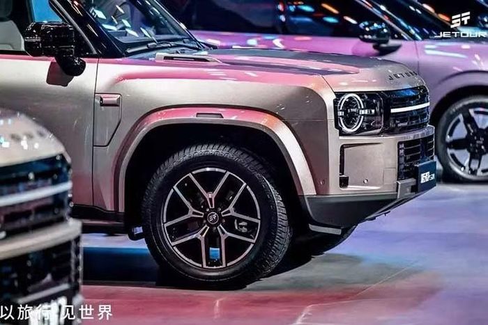 Tại thị trường Trung Quốc, Chery Jetour Traveller 7 có 2 tùy chọn động cơ. Đầu tiên là động cơ xăng 4 xi-lanh, tăng áp, dung tích 2.0L. Công suất động cơ hiện chưa được công bố, nhưng nhiều khả năng vẫn duy trì mức 254 mã lực và 390 Nm trước. Quan trọng hơn, hộp số tự động ly hợp kép 7 cấp đã bị thay thế bằng hộp số tự động 8 cấp vốn trước đây chỉ dành cho phiên bản cao cấp nhất.