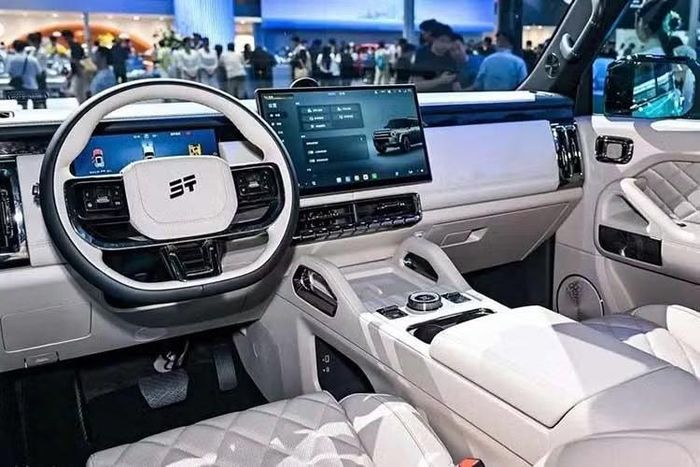 Triết lý thiết kế hướng đến sự tinh tế cũng được áp dụng cho khoang nội thất. Dù kiến trúc tổng thể có vẻ được giữ nguyên nhưng quan sát kỹ sẽ thấy hầu hết các chi tiết đều được tinh chỉnh, loại bỏ nhiều yếu tố đậm chất cơ bắp của Chery Jetour Traveller hiện tại. Mặt táp-lô có thiết kế gọn gàng hơn, kết hợp cặp cửa gió điều hòa nằm dọc mới được tích hợp hài hòa ở hai bên và trang trí bằng viền mạ crôm.