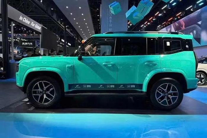 Ở phiên bản mới nhất, mẫu xe Trung Quốc này được gọi bằng cái tên Chery Jetour Traveller 7. Trong khi đó, tại thị trường quốc tế, xe lại được biết đến dưới cái tên Jetour T2. Dù được bổ sung con số 7 trong tên xe nhưng đây vẫn là SUV 5 chỗ thay vì 7 chỗ.