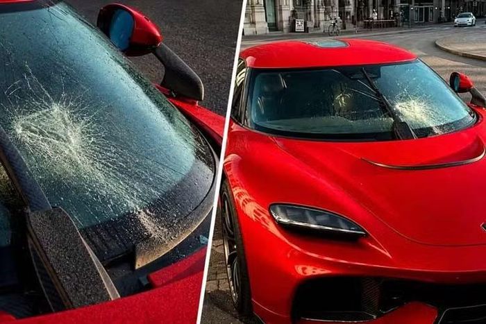 Những hình ảnh được chia sẻ gần đây trên Reddit cho thấy chiếc Koenigsegg Gemera màu đỏ nổi bật đỗ bên ngoài khách sạn đã bị đập vỡ kính chắn gió. Chưa rõ kính bị đập bằng búa tạ hay có người ném đá hoặc gạch vào, nhưng dù bằng cách nào thì mức độ hư hỏng cũng khá rõ ràng.