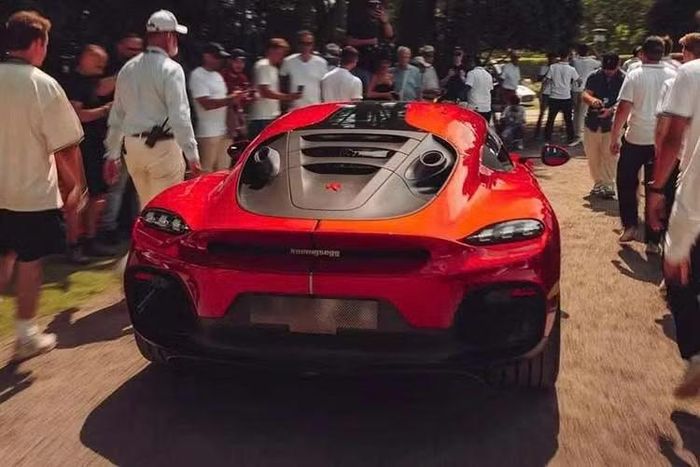 Đáng buồn thay, có vẻ như chiếc siêu xe Koenigsegg Gemera triệu đô này đã bị những kẻ phá hoại tại địa phương nhắm tới. Chiếc xe đã bị đập phá khi đang đỗ trước một khách sạn 5 sao sang trọng ở Copenhagen.