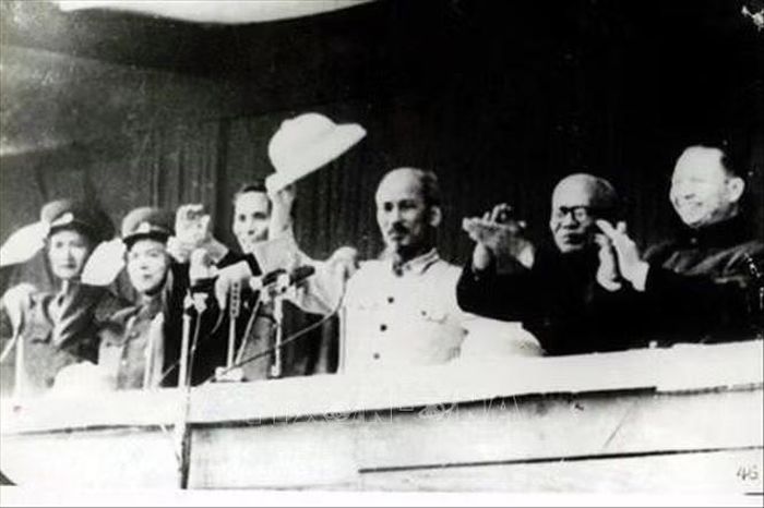 Ngày 1/1/1955, hàng chục vạn nhân dân thủ đô đã tổ chức mít tinh và tuần hành mừng đón Trung ương Đảng, Chính phủ và Hồ Chủ tịch trở về thủ đô sau gần 9 năm lên Việt Bắc lãnh đạo nhân dân ta kháng chiến chống Pháp thắng lợi. Ảnh: TTXVN.