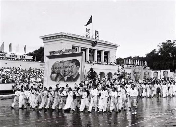 Diễu hành trên Quảng trường Ba Đình (Hà Nội) chào mừng Ngày Quốc khánh 2/9/1960. Ảnh: TTXVN.