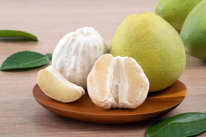 Mở đầu danh sách là quả bưởi, loại trái cây chứa nhiều nước, vitamin C và chất xơ. Bưởi có vị chua ngọt tự nhiên, giúp tạo cảm giác no và phù hợp làm món ăn nhẹ giữa các bữa. Tuy nhiên, nên ăn bưởi nguyên múi thay vì thêm đường hoặc chế biến thành nước ép. Ảnh: Nhà thuốc Long Châu