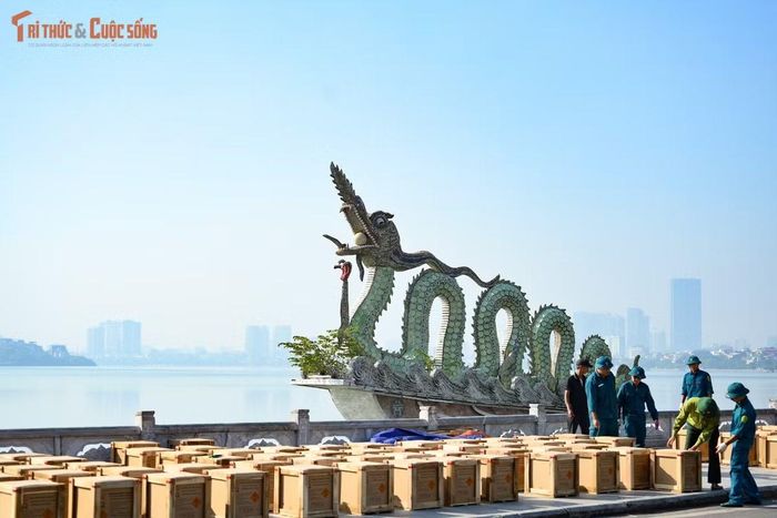 Tổng số pháo hoa nổ tầm cao là 3.700 quả. Trong đó, 2 trận địa tại phường Hoàn Kiếm mỗi trận địa 800 quả; 3 trận địa tại các phường Từ Liêm, Tây Hồ và Hai Bà Trưng mỗi trận địa 700 quả.