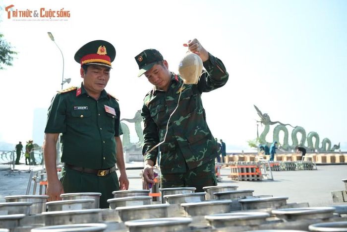 Thượng tá Nguyễn Đình Thắng, Chỉ Huy trưởng Ban Chỉ huy Quân sự phường Tây Hồ cho biết: “Thời điểm hiện tại, chúng tôi đã nhận đủ số lượng pháo hoa và triển khai lắp đặt. Trong quá trình triển khai, chúng tôi phối hợp chặt chẽ với các lực lượng chữa cháy, y tế…để bảo đảm an toàn tuyệt đối”.