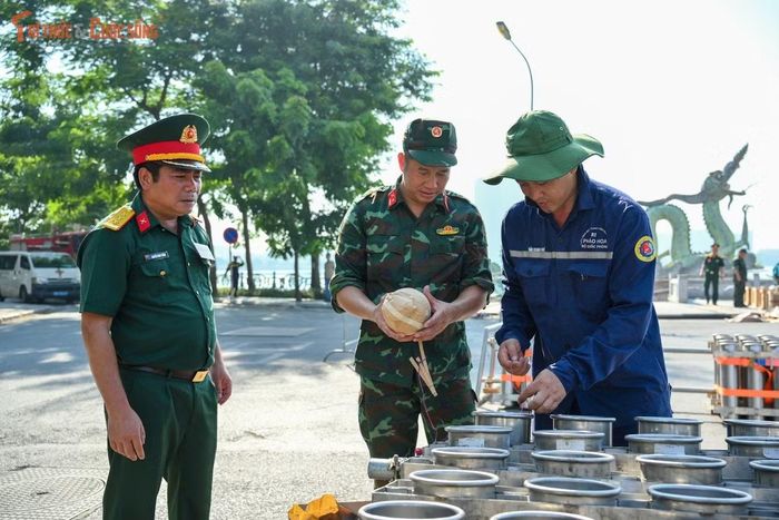 Cán bộ Công ty TNHH MTV Nhà máy Hóa chất 21 (Bộ Quốc phòng) luôn túc trực để hỗ trợ, kiểm tra pháo hoa.