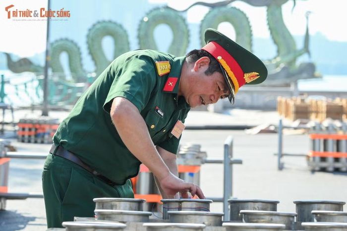Giàn pháo hoa tầm cao đã hoàn thành việc lắp đặt.