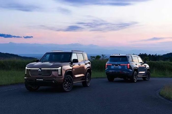 Sau hơn 20 năm vắng bóng, Mitsubishi Pajero đã chính thức trở lại với thế hệ thứ 5. Mẫu SUV 7 chỗ hoàn toàn mới này được định vị cao hơn Pajero Sport, sở hữu kích thước tiệm cận Toyota Land Cruiser 250, động cơ diesel 2.4L và hệ dẫn động 4 bánh S-AWC.