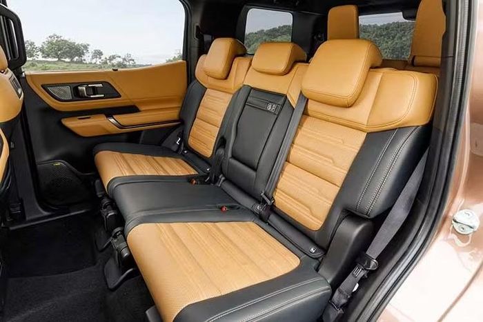 Con số công suất không quá lớn nếu đặt cạnh các SUV cỡ lớn sử dụng động cơ 6 xi-lanh, nhưng mức mô-men xoắn 480 Nm phù hợp với định hướng vận hành địa hình và kéo tải của Pajero. Nền tảng động cơ này có liên hệ với máy dầu 2.4L trên Mitsubishi Triton Athlete. Tuy nhiên, Mitsubishi đã nâng cấp một số chi tiết bên trong, hệ thống turbo và phần mềm điều khiển.