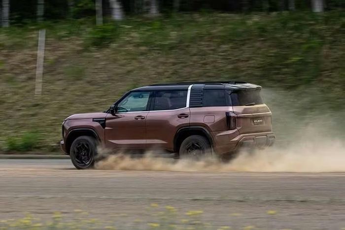 Việc đưa Pajero trở lại giúp Mitsubishi lấp khoảng trống phía trên Pajero Sport trong danh mục sản phẩm. Trong những năm gần đây, hãng Nhật chủ yếu tập trung tại Việt Nam vào các dòng xe phổ thông như Xpander, Xforce, Destinator, Triton và Pajero Sport. Pajero mới sẽ mở ra một phân khúc hoàn toàn khác khi hướng tới nhóm khách hàng muốn sở hữu SUV khung gầm rời cỡ lớn và cao cấp hơn.