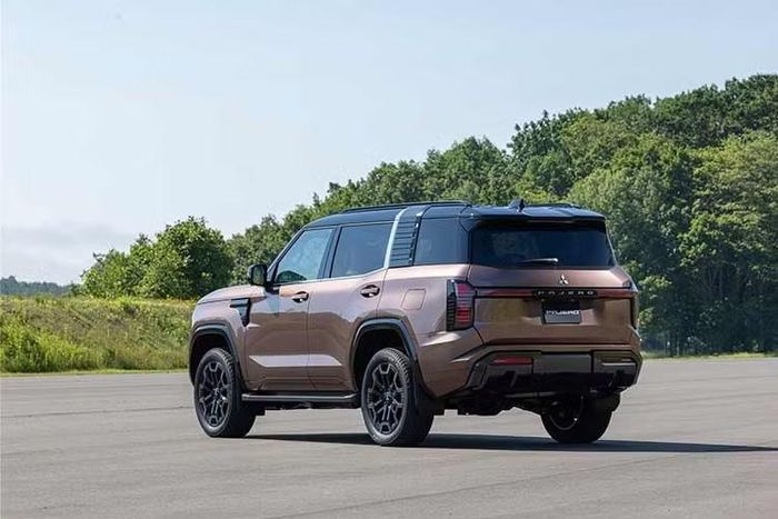 Các thông số phục vụ khả năng off-road gồm góc tiếp cận 30,4 độ, góc vượt đỉnh dốc 22,6 độ và góc thoát 25,8 độ. Bán kính quay vòng ở mức 5,8 m. Tỷ lệ phân bổ trọng lượng trước/sau của xe là 52:48. Mitsubishi không lựa chọn kiểu thiết kế quá cầu kỳ cho Pajero mới. Thay vào đó, mẫu SUV này mang dáng vẻ vuông vức và bề thế, đúng chất một mẫu xe địa hình.