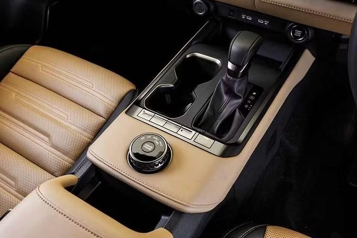 Pajero mới được trang bị hệ dẫn động 4 bánh S-AWC - Super All Wheel Control. Người lái có thể lựa chọn 4 cấu hình truyền động gồm 2H, 4H, 4HLC và 4LLC. Trong đó, 2H sử dụng dẫn động cầu sau cho điều kiện vận hành thông thường. 4H chuyển sang dẫn động 4 bánh toàn thời gian.