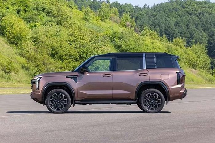 Một trong những thay đổi lớn nhất của Pajero mới nằm ở kích thước. Xe dài 4.920 mm, rộng 1.925 mm và cao tối đa 1.910 mm, trong khi chiều dài cơ sở đạt 2.870 mm. So với Toyota Land Cruiser 250, Pajero chỉ ngắn hơn khoảng 5 mm nhưng chiều dài cơ sở lại nhỉnh hơn 20 mm. Khoảng sáng gầm của Pajero đạt 230 mm.