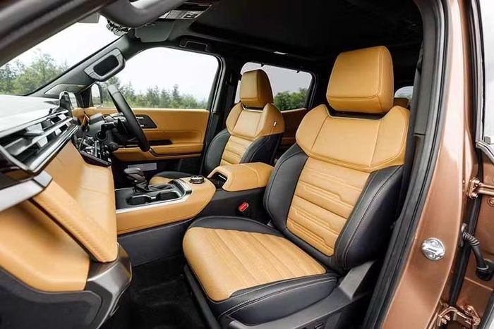 Pajero mới tiếp tục trung thành với động cơ diesel. Xe sử dụng máy dầu 4 xi-lanh 2.4L mã 4N16, trang bị turbo biến thiên Wide-Range Single Variable Geometry Turbo. Động cơ sản sinh công suất tối đa 204 mã lực và mô-men xoắn cực đại 480 Nm. Đáng chú ý hơn, động cơ được ghép với hộp số tự động 8 cấp mới.