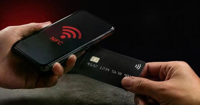 Kẻ gian có thể lợi dụng ứng dụng độc hại để khai thác giao tiếp NFC giữa điện thoại và thẻ ngân hàng.