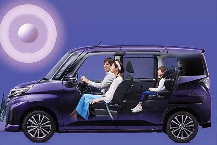 Thiết kế mặt táp-lô và khoang nội thất với hai hàng ghế cũng được giữ nguyên như trên Toyota Roomy 2026 nâng cấp. Hệ thống ghế mô-đun có thể gập thành giường là trang bị được bê nguyên từ phiên bản cũ sang.