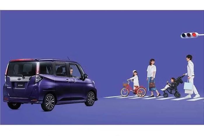 Toyota Roomy 2026 sở hữu chiều dài 3.700 mm và nằm trong phân khúc xe cỡ nhỏ, được định vị ngay phía trên những mẫu xe kei car của hãng. Mẫu xe này được giới thiệu lần đầu vào năm 2016 và trải qua một đợt nâng cấp vào năm 2020.