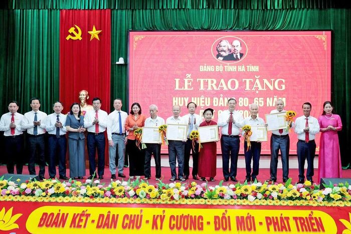 Phó Thủ tướng Thường trực Chính phủ Phạm Gia Túc và lãnh đạo tỉnh Hà Tĩnh trao Huy hiệu Đảng cho các đảng viên. Ảnh: BHT