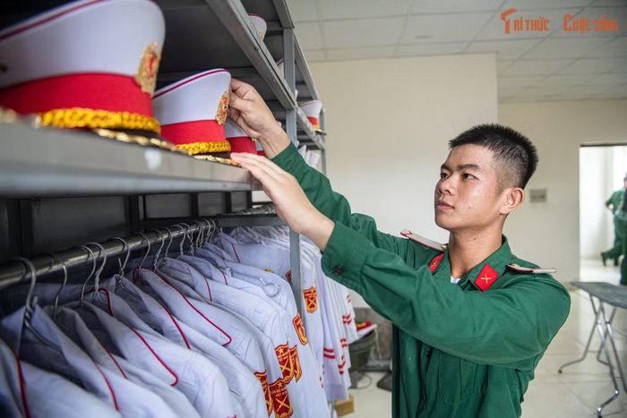 Việc luyện tập thực địa được thực hiện sau khi chiến sĩ thành thạo các động tác cơ bản, nhằm rèn khả năng hiệp đồng để đội hình đạt yêu cầu đúng, đều, mạnh và trang nghiêm. Yêu cầu trên sân tập vì thế cao hơn nhiều so với thời gian một ca gác thực tế.