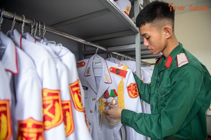 “Mỗi chiến sĩ phải hiểu rõ niềm vinh dự, tự hào khi được thực hiện nhiệm vụ bên cạnh Bác. Ngày đêm thực hiện nhiệm vụ bên cạnh Bác là niềm vinh dự, tự hào rất lớn đối với mỗi người chiến sĩ. Do vậy, từng cá nhân phải xác định rõ tinh thần trách nhiệm, có ý chí, quyết tâm để hoàn thành xuất sắc nhiệm vụ được giao”, Đại úy Nguyễn Văn Tùng nói.