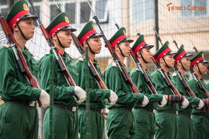 Một buổi sáng cuối tháng 8, ánh nắng vàng nhưng không gắt, không khí chưa phải hứng cái oi bức của mùa hè, chúng tôi được tận mắt theo dõi một buổi tập của những chiến sĩ trong Đội Tiêu binh danh dự, Đoàn 275, Bộ Tư lệnh bảo vệ Lăng Chủ tịch Hồ Chí Minh.