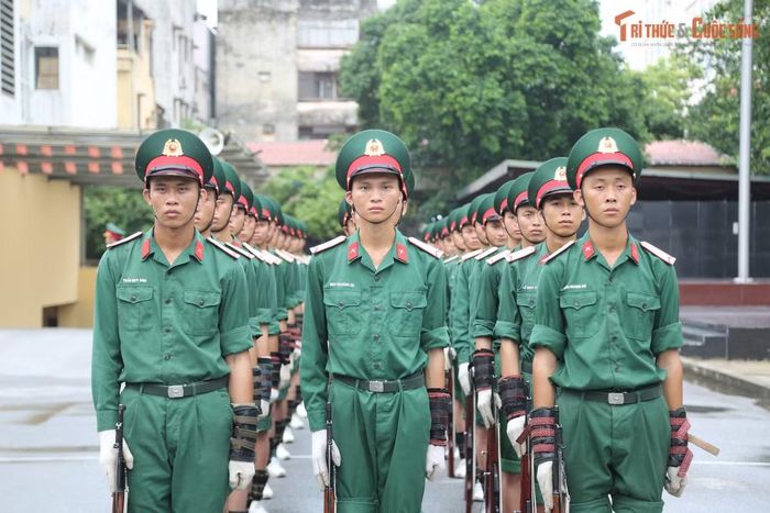 Để có thể thực hiện động tác đứng nghiêm, không nhúc nhích trong khi làm nhiệm vụ, các chiến sĩ Đoàn 275 đã phải trải qua quá trình rèn luyện thể lực trong nhiều giờ mỗi ngày.