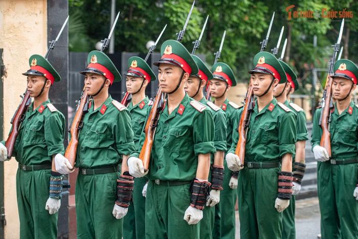 Việc tuyển chọn trước hết phải tuân thủ Luật Nghĩa vụ quân sự và các quy định của Bộ Quốc phòng. Sau khi chiến sĩ được tuyển về Bộ Tư lệnh, đơn vị tiếp tục lựa chọn những người có chiều cao, cân nặng, hình thể, khuôn dung đẹp, sức khỏe tốt và khả năng thực hiện động tác điều lệnh đội ngũ phù hợp để về Đội Tiêu binh danh dự.