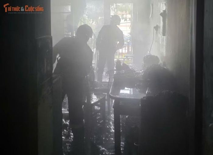 Cảnh sát tiếp cận hiện trường dập lửa