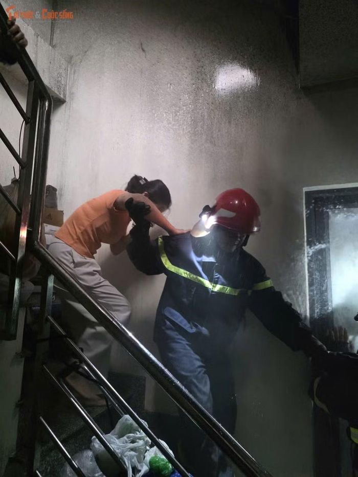 Cảnh sát giải cứu 4 nạn nhân trong nhà, trong đó có 2 trẻ em thoát khỏi đám cháy an toàn.