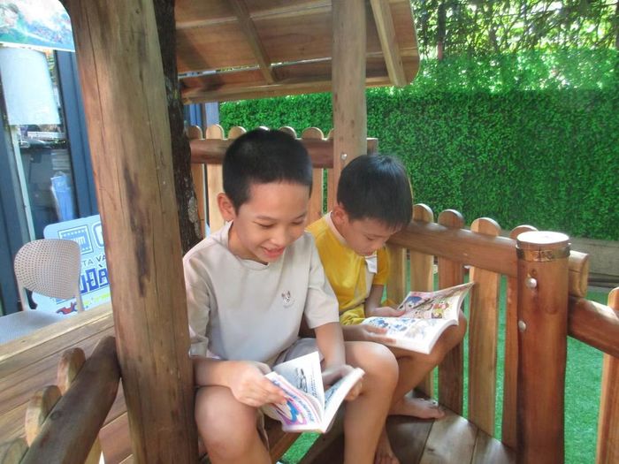Hội sách cũng mang đến không gian vui chơi mát mẻ, thoáng đãng, tạo điều kiện thuận lợi cho các em nhỏ thoải mái ngồi đọc sách và tham gia các hoạt động cùng nhau trong kỳ nghỉ lễ Quốc khánh. (Ảnh: Bảo Châu)