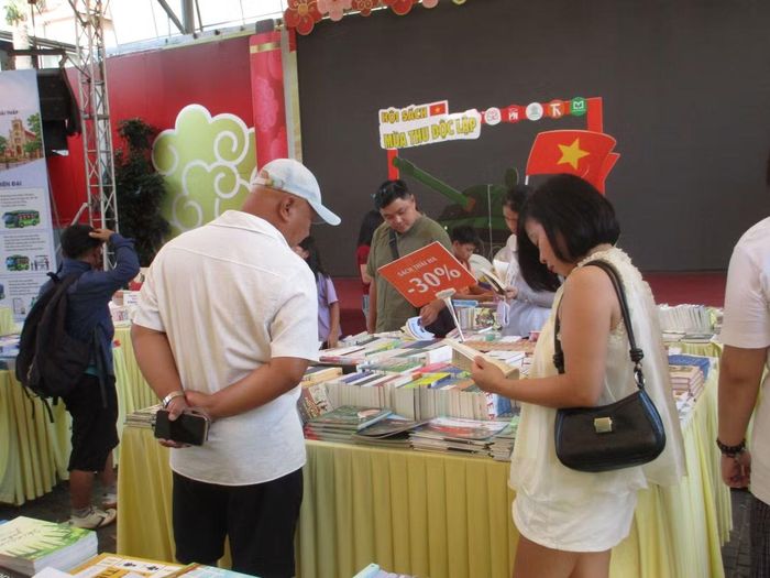 Không gian Phố Sách không đơn thuần là nơi bán sách mà còn trở thành nơi người đọc ở nhiều lứa tuổi khác nhau có thể chậm rãi dừng chân trò chuyện trao đổi và cùng nhau khám phá những cuốn sách mới. (Ảnh: Bảo Châu)