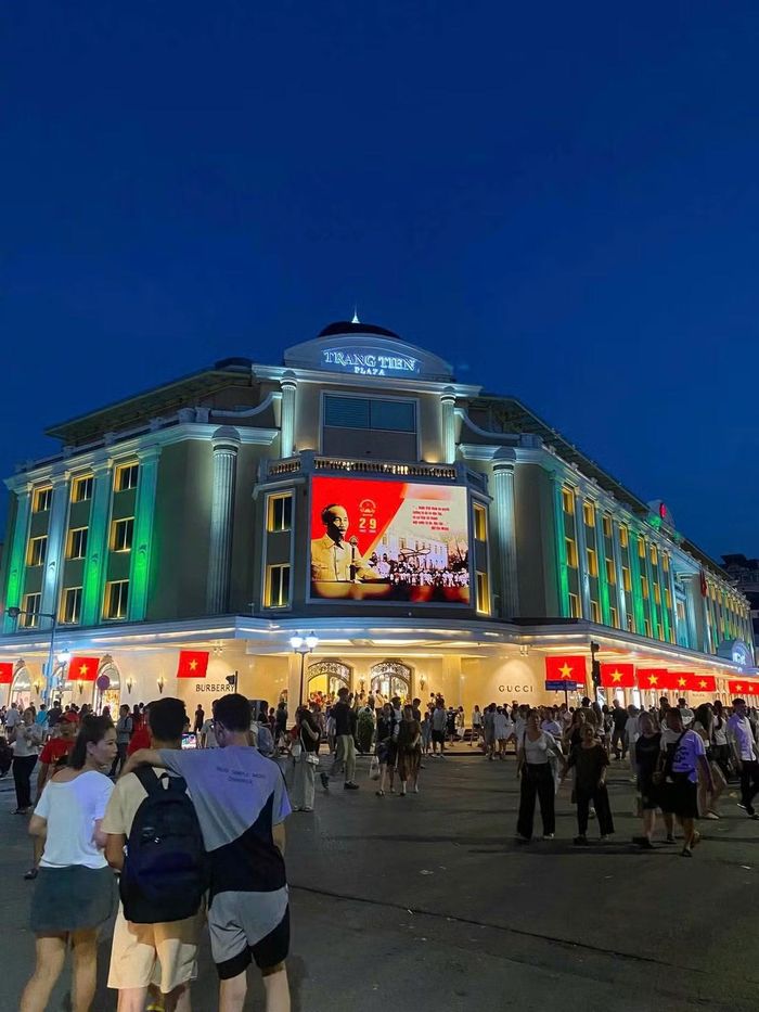 Không chỉ khu vực đối diện bờ hồ, không khí tại tuyến phố trước Tràng Tiền Plaza cũng vô cùng nhộn nhịp khi đông đảo người dân tập trung kín các khoảng trống để chờ đón màn trình diễn pháo hoa.