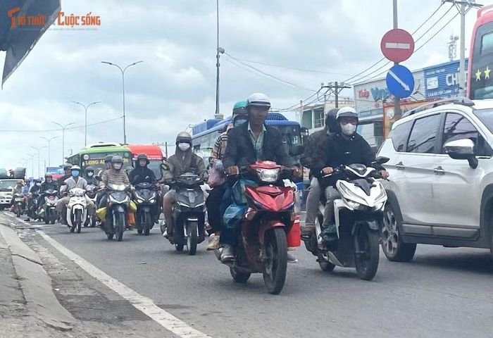 Tại các giao lộ chờ đèn tín hiệu có tình trạng đông xe nhưng không ùn ứ nghiêm trọng. Một vài thời điểm lượng xe đông ùn nhẹ và được lực lượng CSGT điều tiết, phân luồng ngay sau đó...