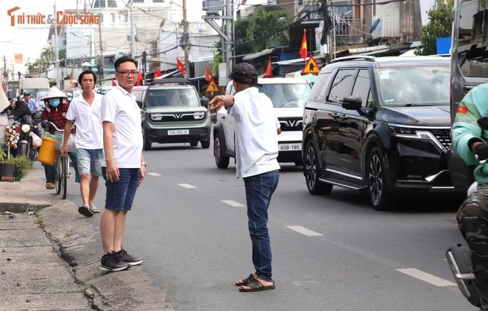 Nhiều tài xế ô tô rời khỏi xe trong lúc chờ tới lượt qua phà.