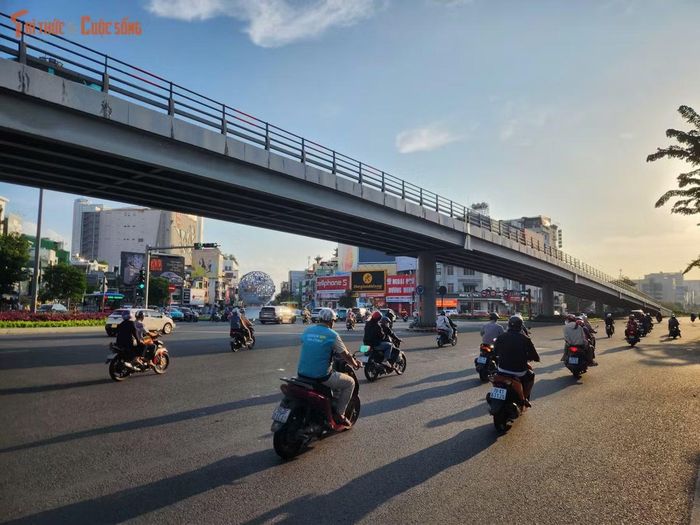 Tại các tuyến đường cửa ngõ sân bay Tân Sơn Nhất (phường Tân Bình) trong chiều nay lượng phương tiện cũng không đông, người dân di chuyển thuận lợi.