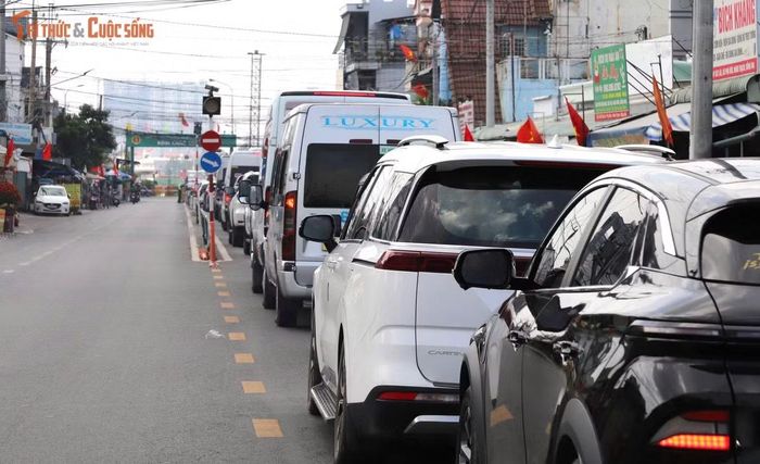 Xe cộ xếp hàng dài chờ qua phà. Nguyên nhân lượng xe đổ về qua phà Cát Lái đông đúc là do các hướng đường ở Đồng Nai, Lâm Đồng... lên cao tốc TP HCM - Long Thành - Dầu Giây bị hạn chế lưu thông để tránh quá tải tuyến cao tốc theo hướng các tỉnh về lại TP HCM.