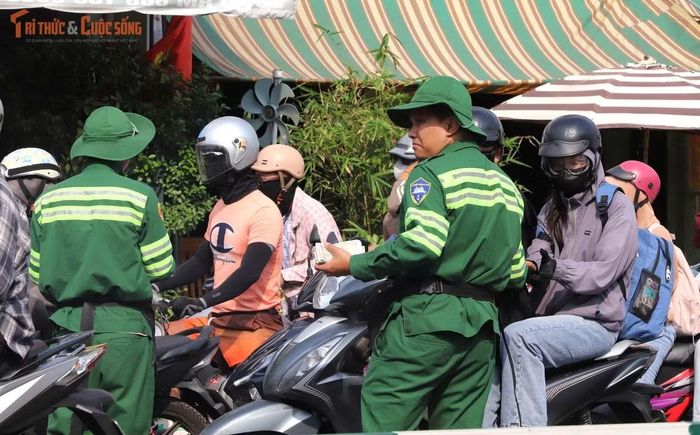 Để giảm tải áp lực, lực lượng Thanh niên xung phong đã xuống khu vực cách bến hàng trăm mét bán vé thủ công, góp phần rút ngắn thời gian chờ đợi tại cổng.