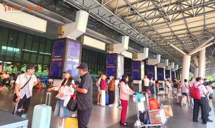 Đây là ngày cao điểm khách trở lại TP HCM sau kỳ nghỉ lễ. Tuy nhiên, ghi nhận thực tế cho thấy diện mạo sân bay có phần khác với những hình dung về một ngày cao điểm. Hành khách kéo vali, đẩy xe hành lý di chuyển liên tục nhưng không tạo thành những dòng người chen chúc.