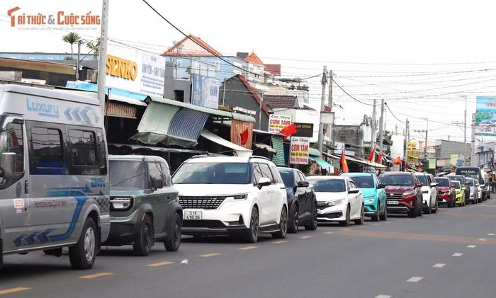 Hàng dài ô tô xếp hàng chờ qua phà Cát Lái.