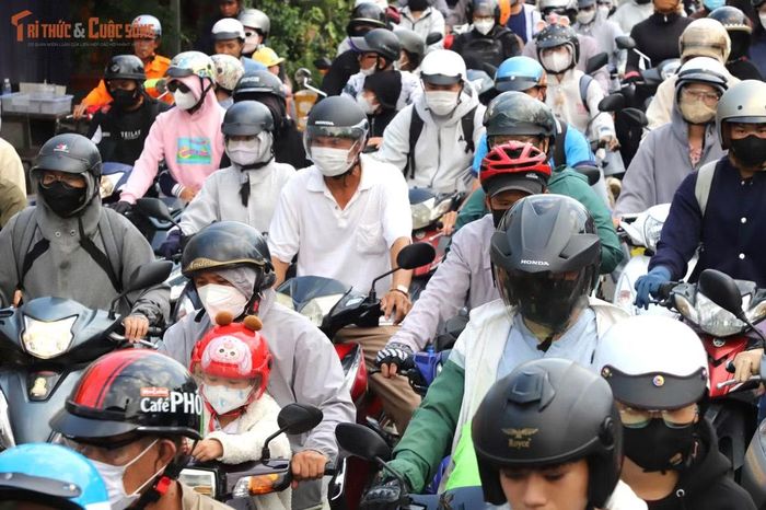 Trẻ em theo cha mẹ trở lại TP HCM mệt mỏi sau chặng đường dài.