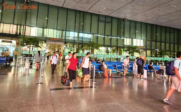 Tại sân bay Tân Sơn Nhất (phường Tân Bình) đây là ngày cao điểm phục vụ việc đi lại của người dân nhưng không có cảnh đông đúc.