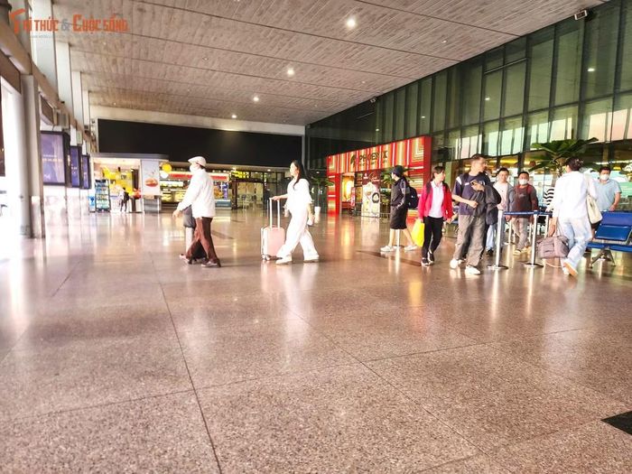 Các khu vực đón trả khách cũng không ghi nhận cảnh phương tiện nối dài. Việc phân luồng, bố trí khu vực đón xe cá nhân và xe dịch vụ giúp hành khách nhanh chóng rời sân bay.
