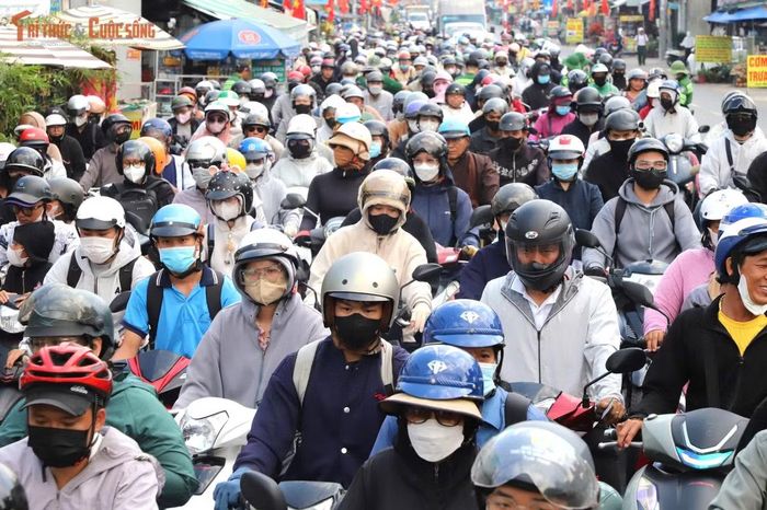 Chiều 2/9, hàng nghìn người dân trở lại TP HCM làm việc, học tập sau kì nghỉ Tết độc lập khiến nhiều tuyến đường cửa ngõ rơi vào cảnh ùn tắc. Tại khu vực phà Cát Lái nối TP Đồng Nai với TP HCM, tình trạng ùn ứ kéo dài 2km trên đường Lý Thái Tổ thuộc xã Đại Phước, TP Đồng Nai.
